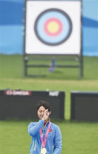 美国选手登上射箭领奖台，夺得冠军